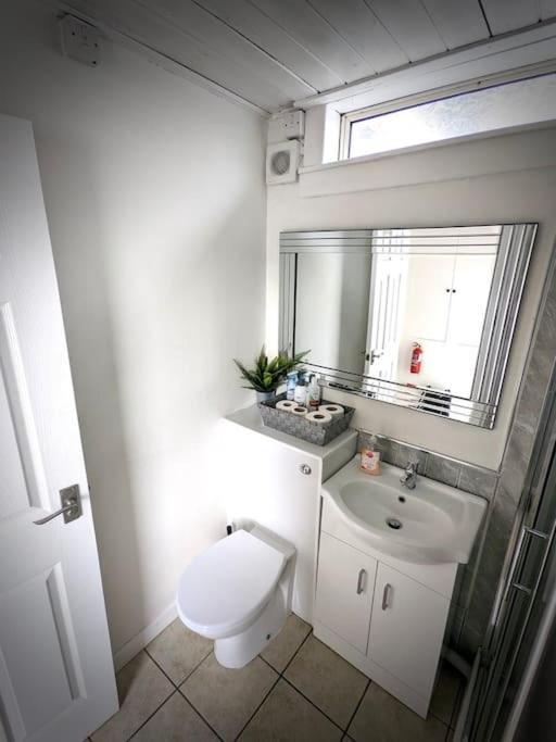 Cosy 2-Bedroom House In Leith Edimburgo Esterno foto
